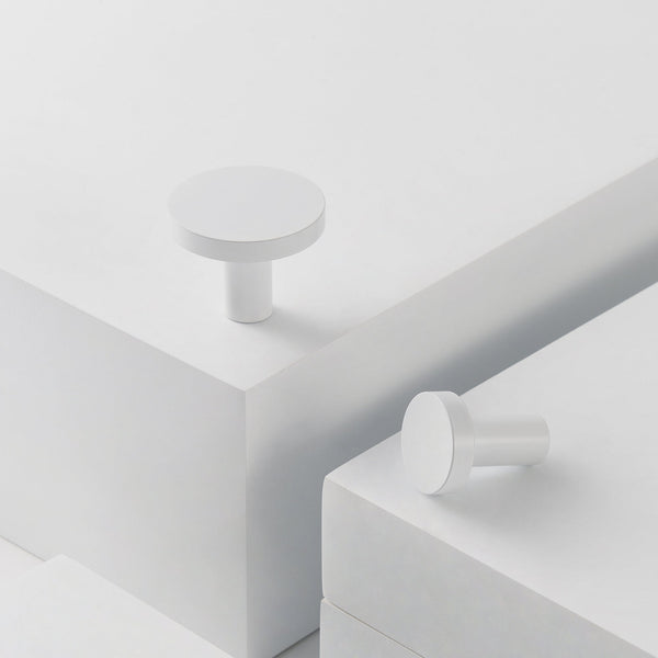 Knopp/krok ch058 i vit finish - detalj