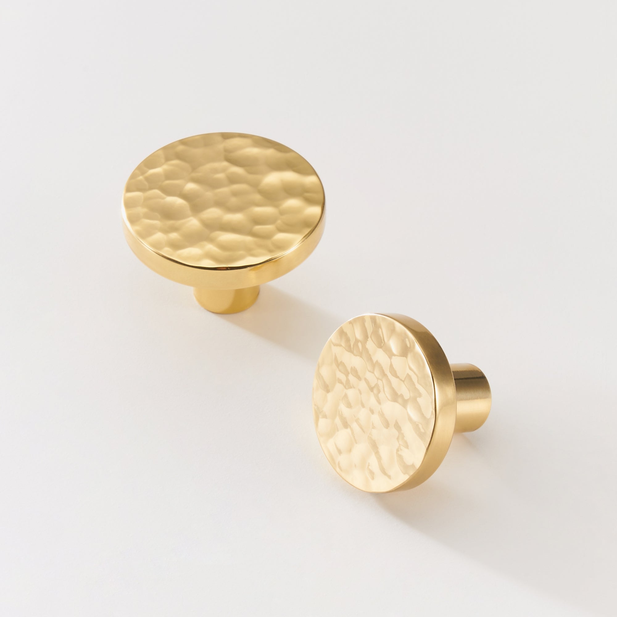 Knopp ch014 i hamrad mässing - detalj