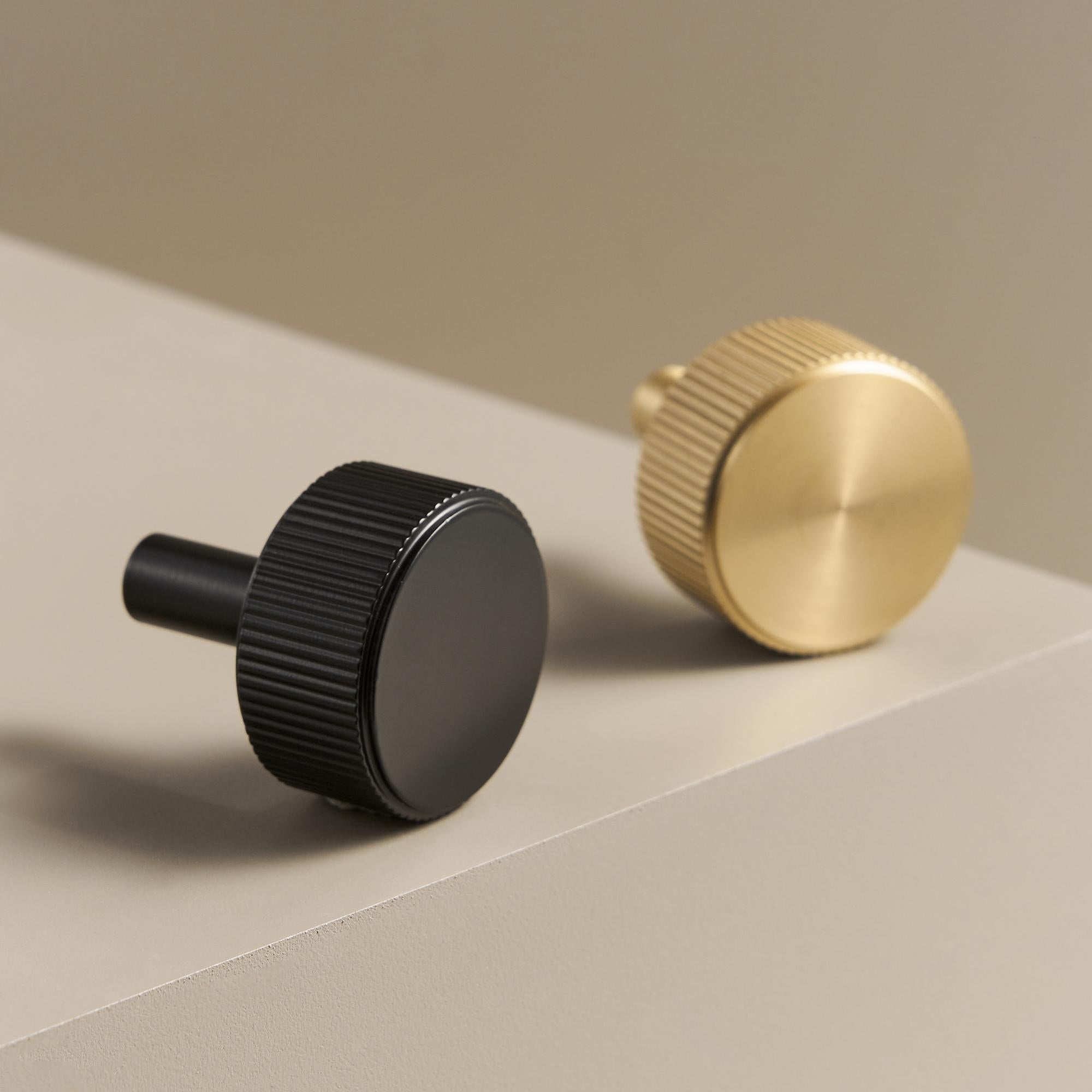 Knopp CH052 | Räfflad | Svart