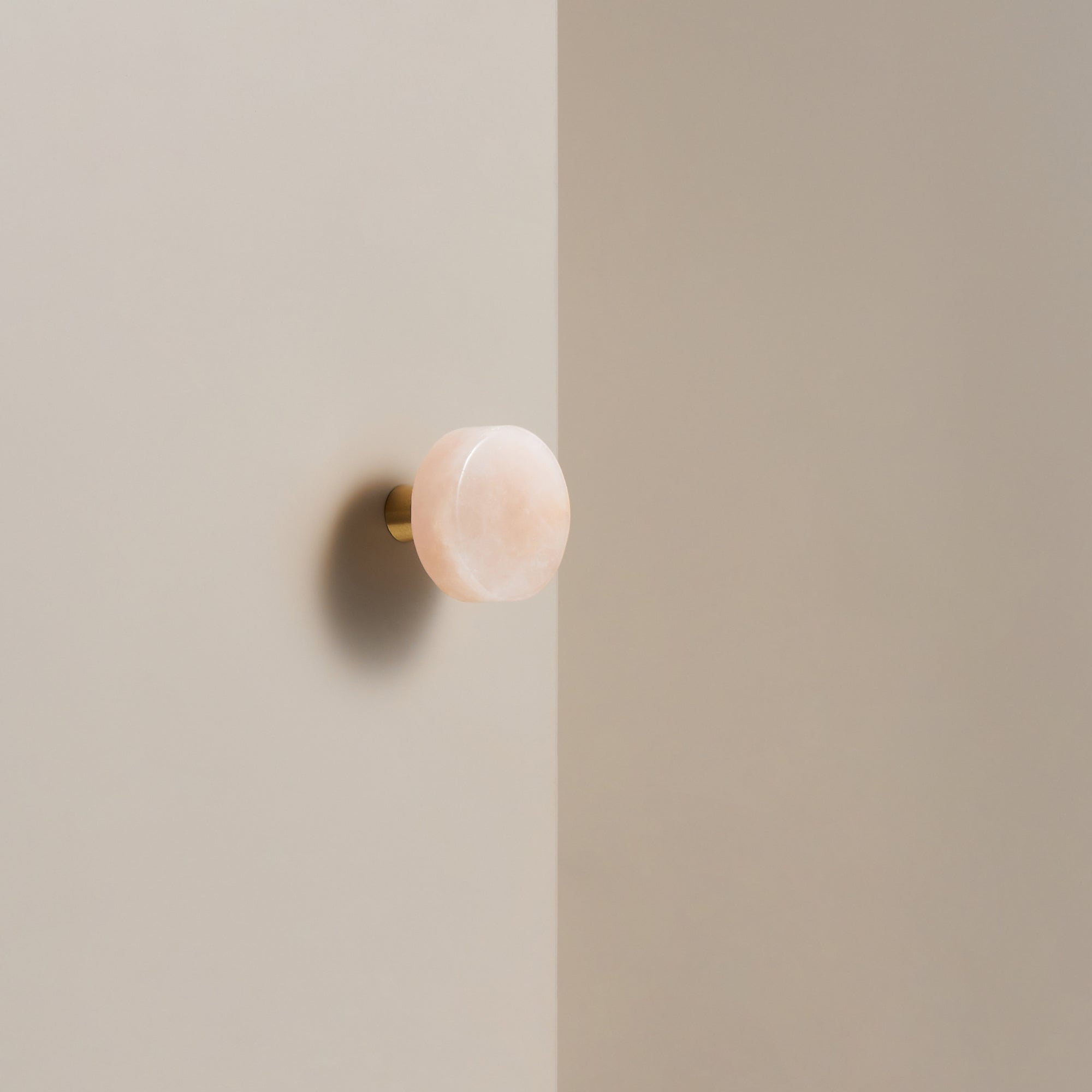 Knopp ch066 i rosa sten - detalj