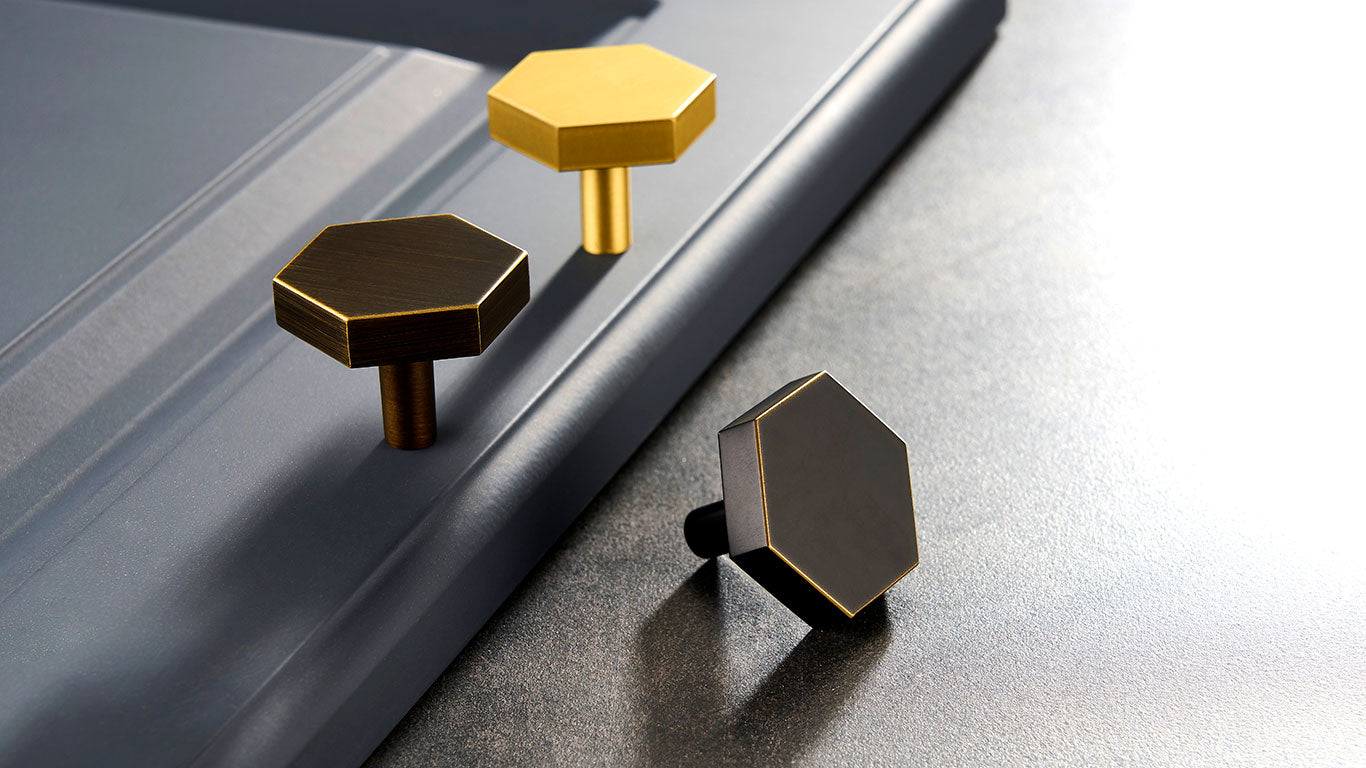 Knopf 1055 | Hexagon | Antikes Messing