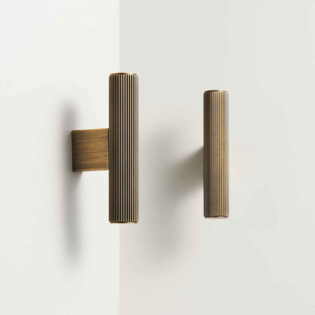 T-bar CH052 | Räfflad | Antik Mässing