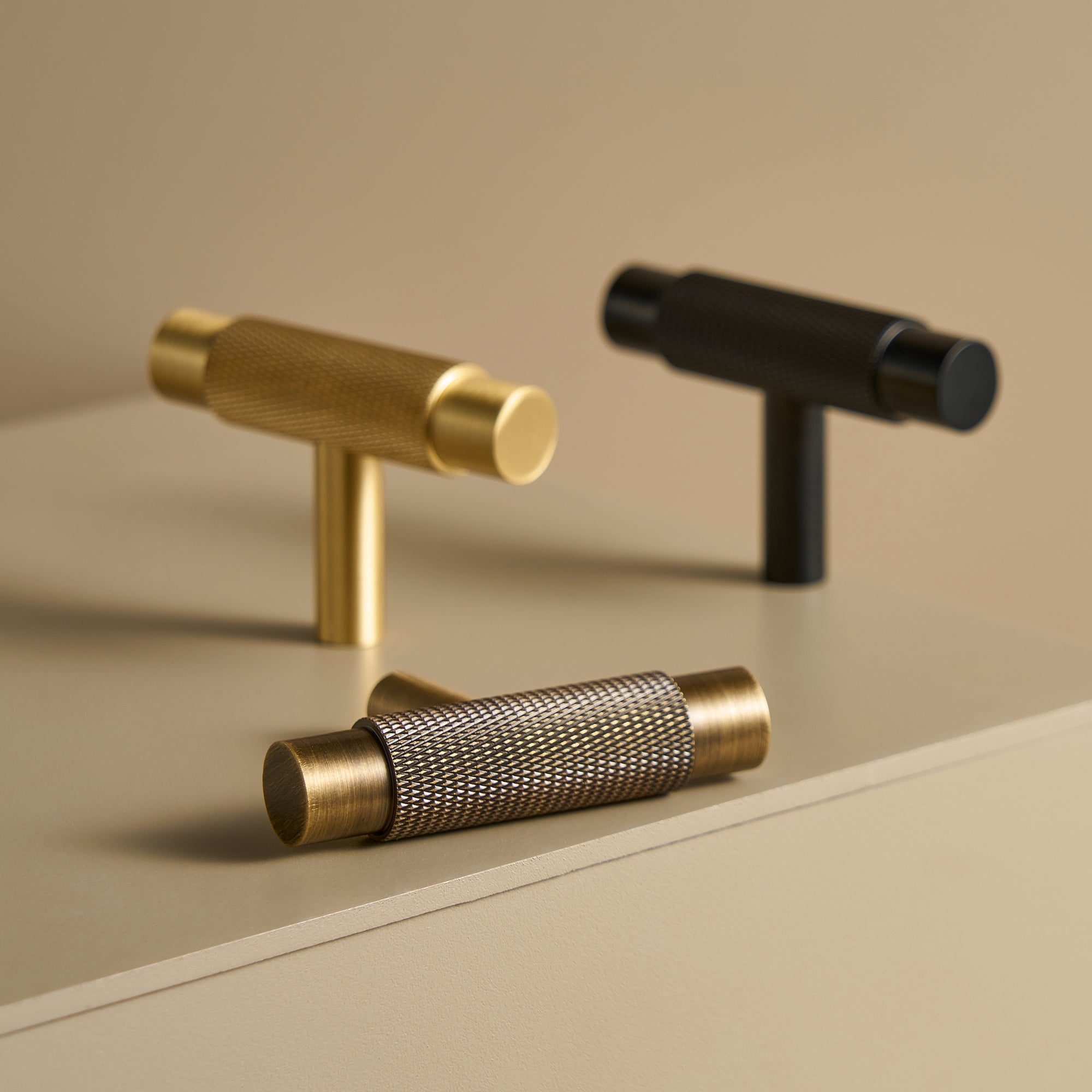 T-bar ch098 i antik mässing - detalj