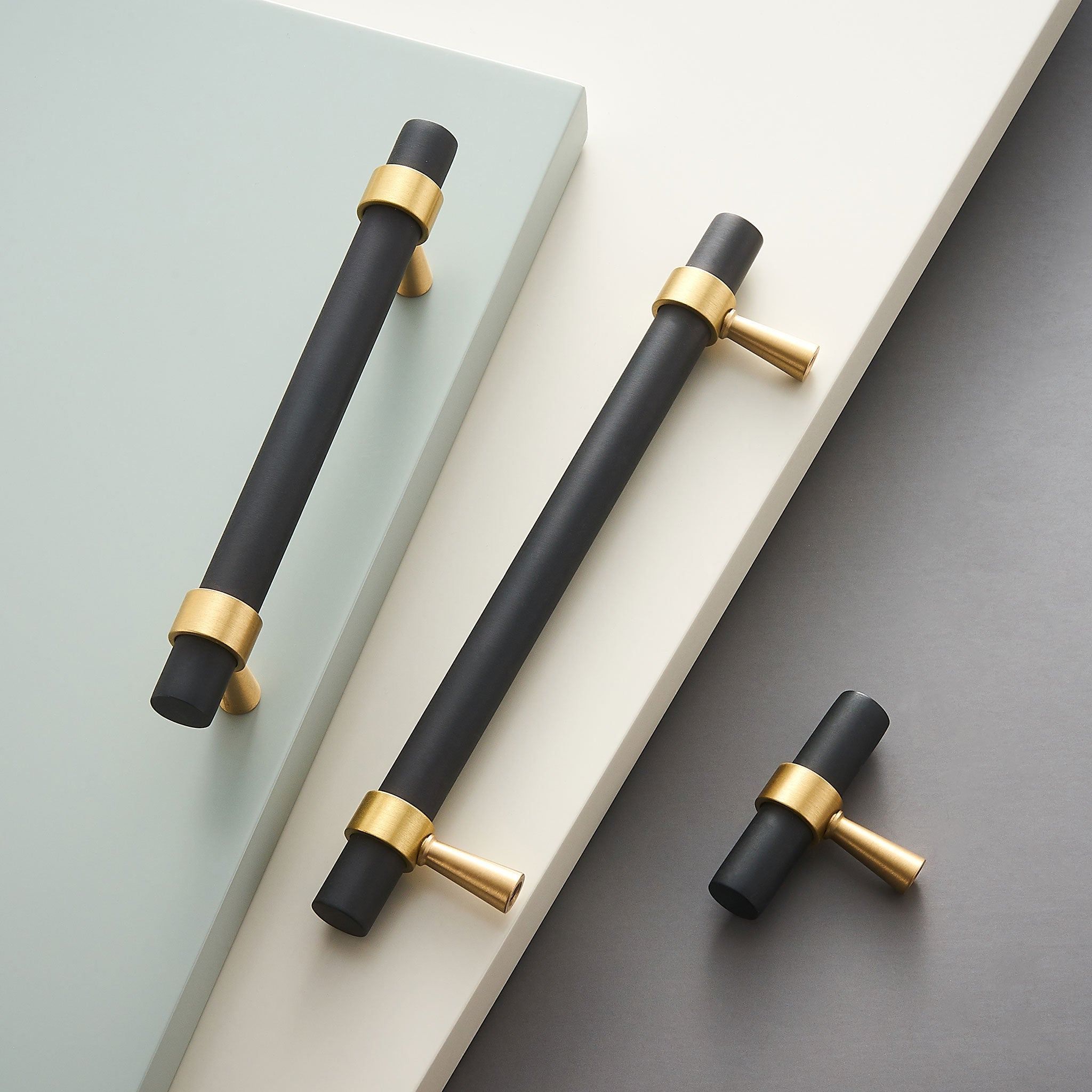 Matt Svart/Mässing - Dooroom